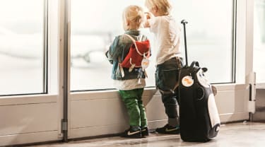 lapset lentoasemalla lähdössä matkalle