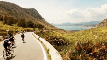 Pyöräilijät laskevat Mallorcan mäkiä