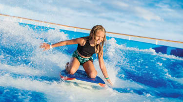 Tyttö surfboardilla risteilyaluksella