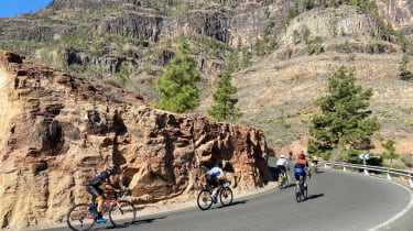 Pyöräilijöitä maantiellä Gran Canarialla