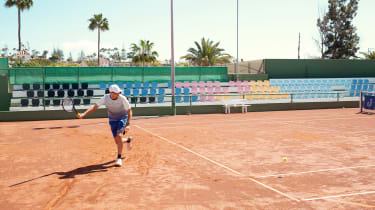 Tennismatkat Tjäreborgilta - tennispelaaja lyö palloa