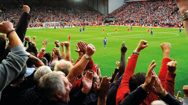 Liverpoolin kotiottelu Anfieldin katsomossa