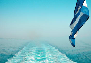 Kreikan lippu liehuu laivan perässä