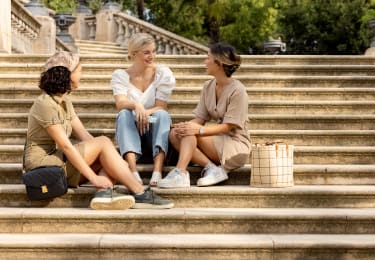 Naisia istumassa portailla Barcelonassa