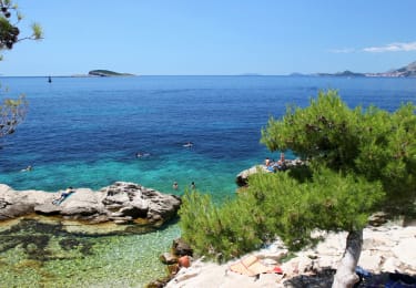 Aurinkoinen rantakaistale Kroatiassa