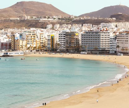 Allasalueelta on hienot näkymät Las Palmasiin ja rannalle päin