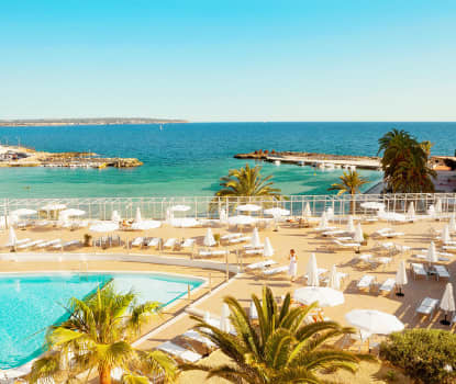 Hotellin allasalueelta avautuvat kauniit näköalat Välimerelle.