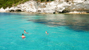 Kauniit uimavedet ja paikallinen kreikkalainen elämä
