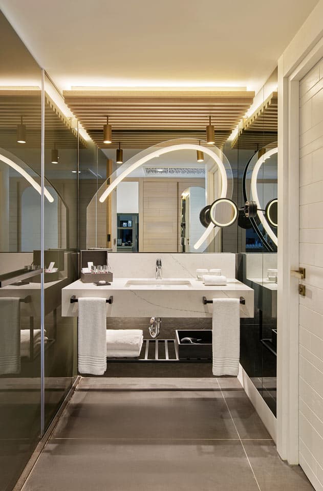 Kylpyhuone kahden hengen huoneessa, jossa merinäköala tai rajoitettu merinäköala