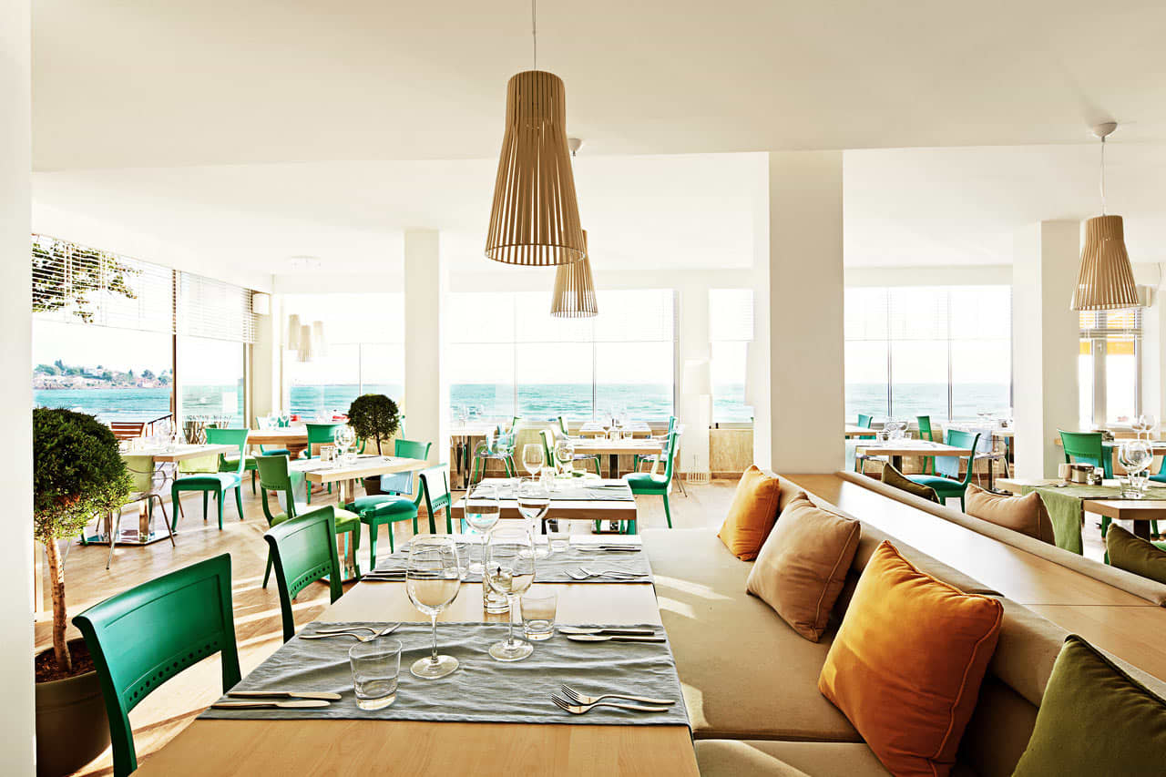 Sunprime Restaurant & Barissa voit istua joko sisällä tai ulkona, näköala on joka tapauksessa fantastinen.