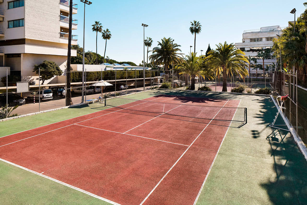 Hotellin tenniskenttä