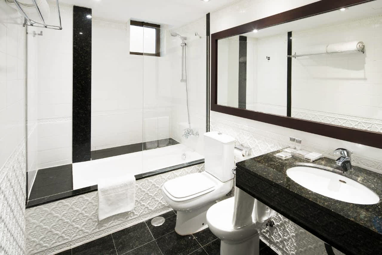 Esimerkkikkuva Standard-huoneen kylpyhuoneesta