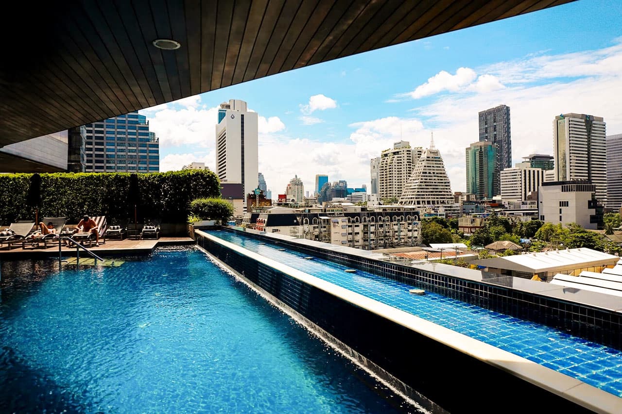 Hotellin allasalue, jota on upeat näkymät Bangkokin ylle