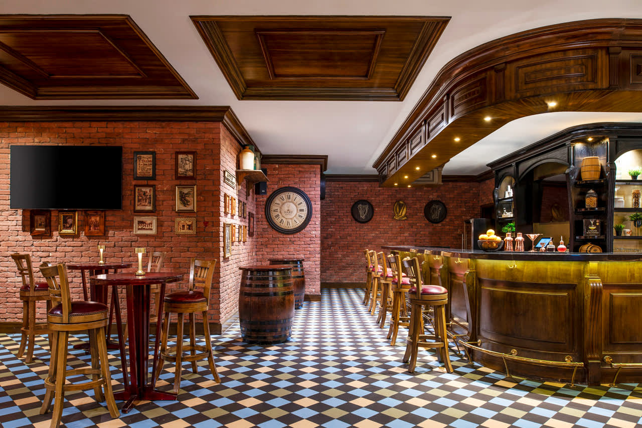 Yhdistetty baari ja ravintola, joka on sisustettu irlantilaiseen tyyliin
