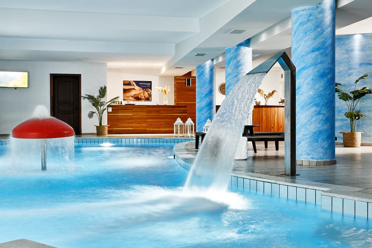 Rentoudu hotellin spa-osastolla ja pulahda lämmitettyyn sisuima-altaaseen