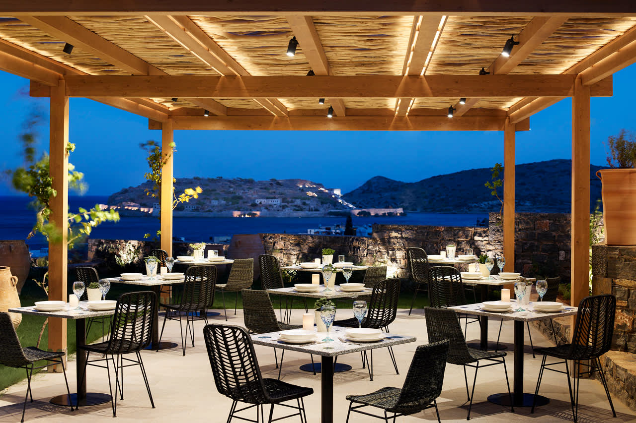 Hotellin gourmet-ravintola, jonka listalla on kreikkalaisia erikoisuuksia