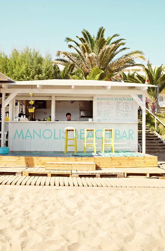 Manolis Beach Baarista saat kylmää juotavaa ja yksinkertaisia aterioita lounaaksi.