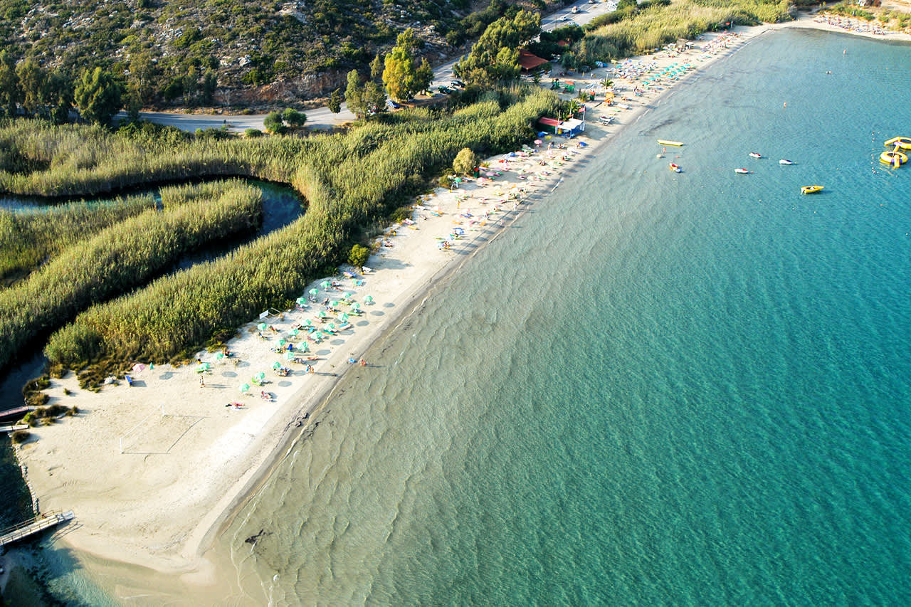 Almyros Beach, sijaitsee noin 300 metrin päässä hotellista