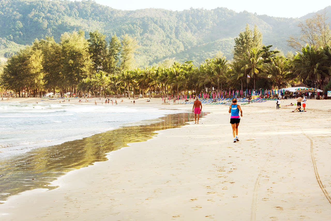Kamala Beach on n. 2 km pitkä ja ranta soveltuu erinomaisesti kävelyretkille päivisin