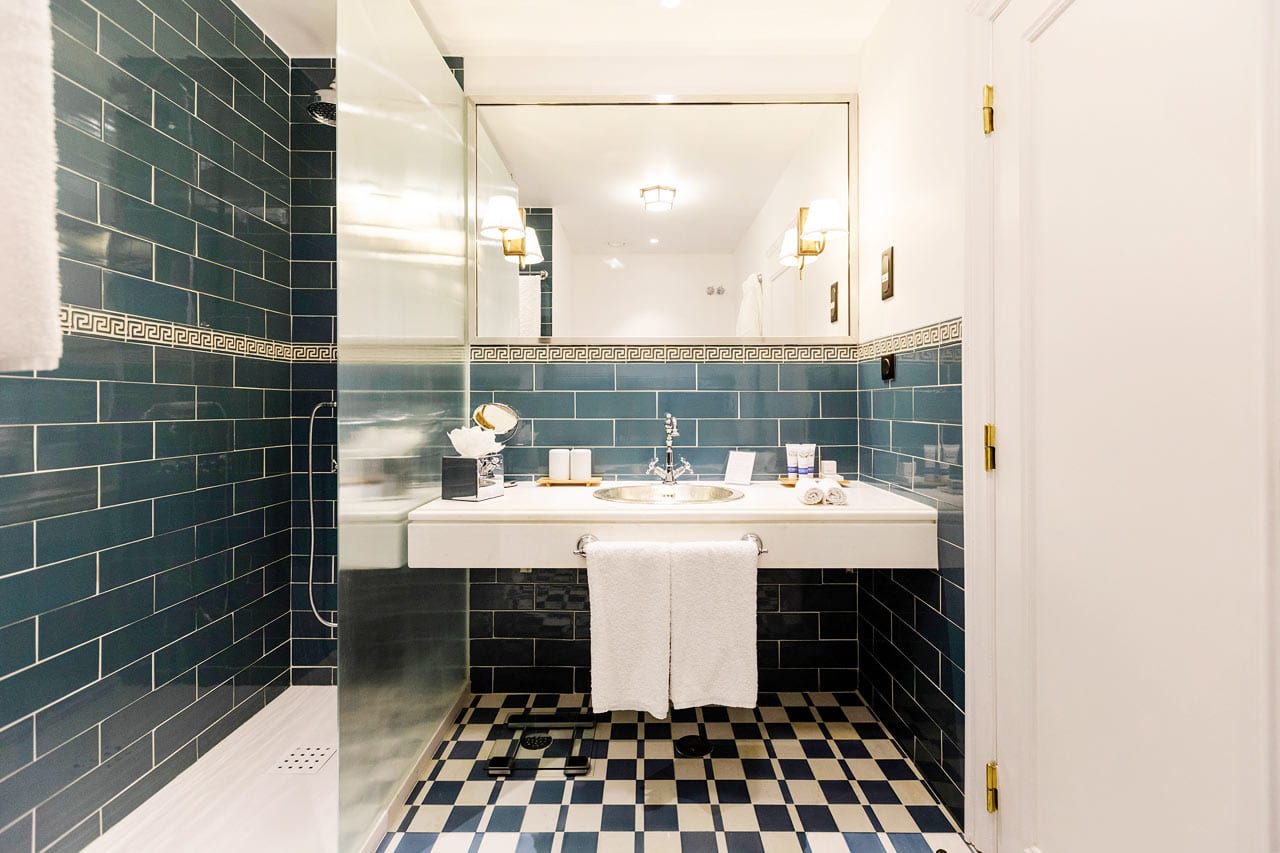 Esimerkkikuva kylpyhuoneesta kahden hengen Deluxe-huoneessa, jossa on merinäköala