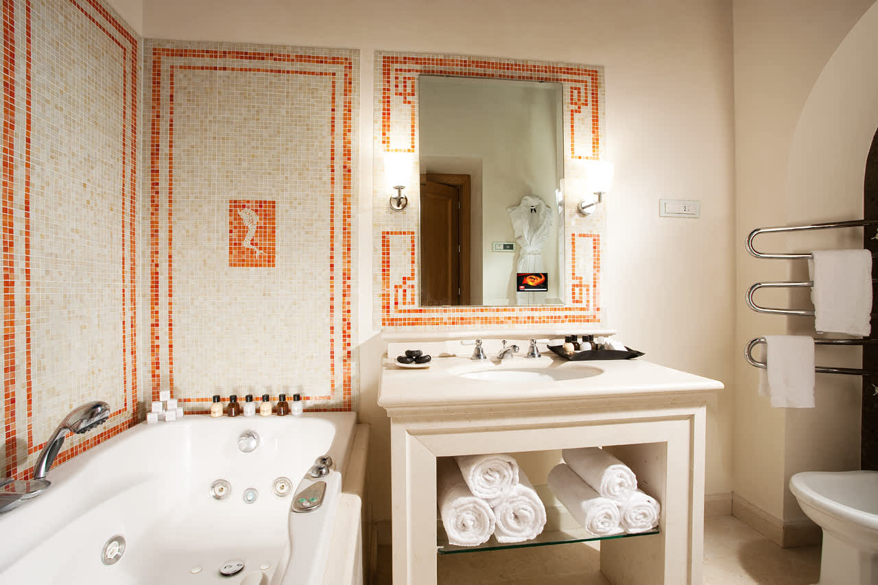 Esimerkkikuva kylpyhuoneesta Deluxe-huoneessa, jossa merinäköala