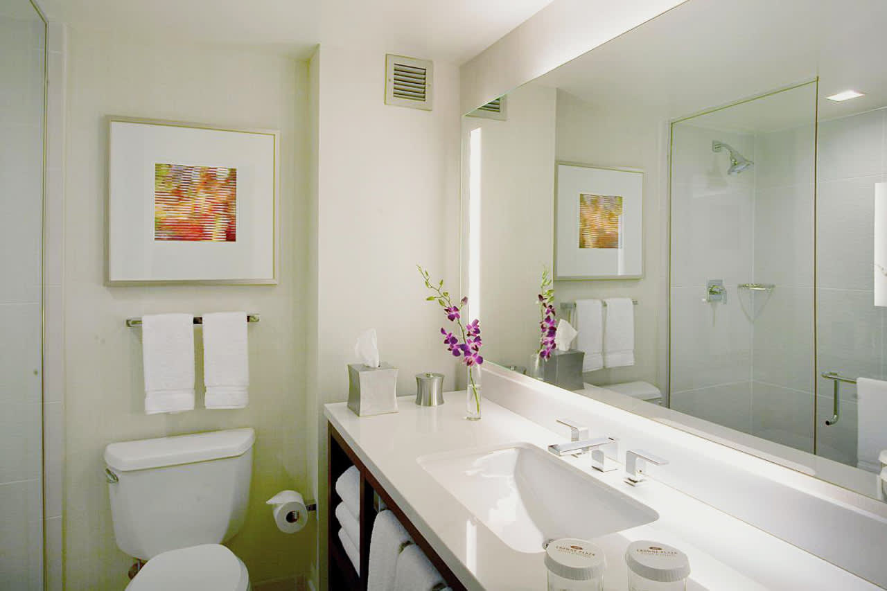 Esimerkki standard-huoneiden kylpyhuoneesta