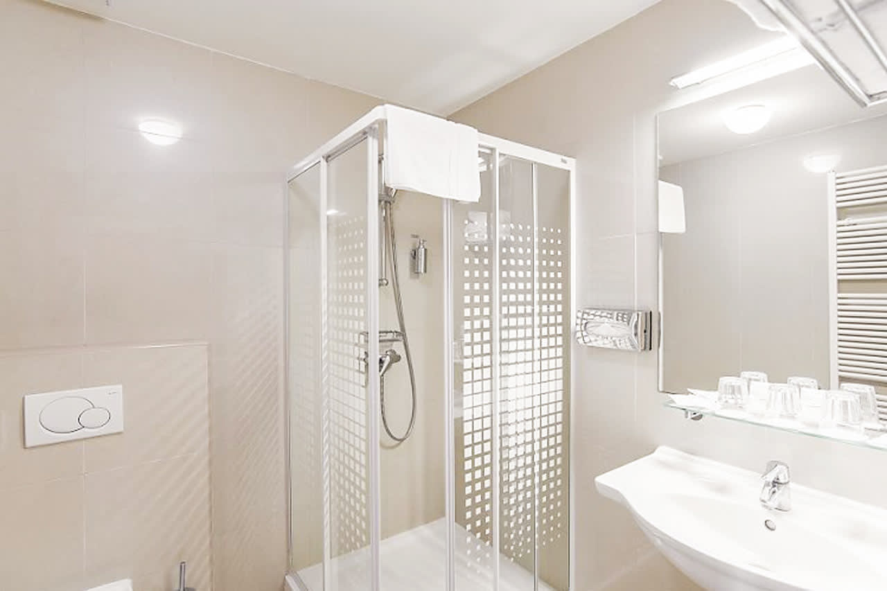 Standard-huoneen kylpyhuone
