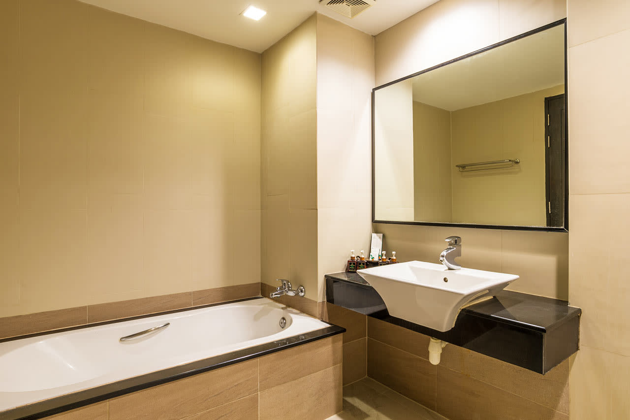 Esimerkkikuva kylpyhuoneesta kahden hengen huoneessa allasalueelle päin ja kahden hengen huoneessa, jossa parveke - vanhempi hotelliosa