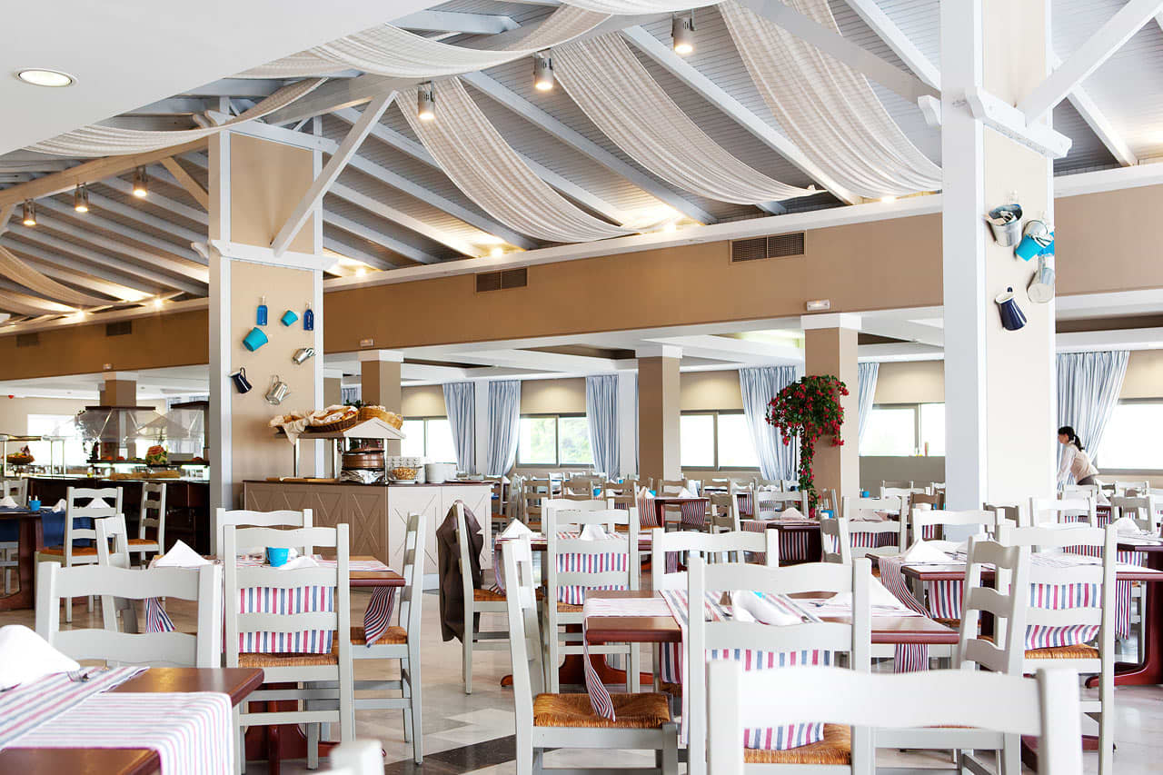 Atrium Greek -ravintolassa on tarjolla kreikkalaisia erikoisuuksia buffetista