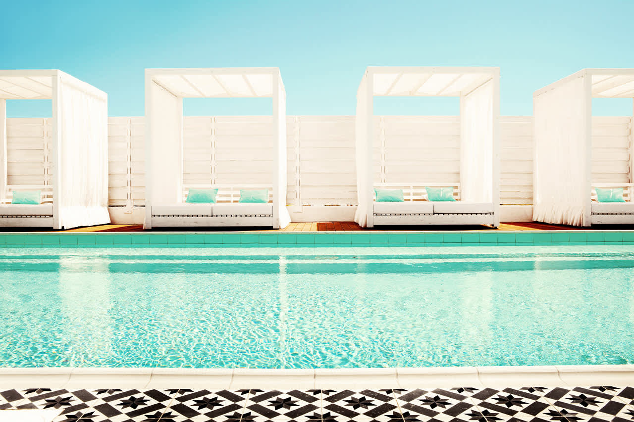 Spa-osaston rauhallisessa uima-altaassa voit rentoutua joko ennen hoitoa tai sen jälkeen.