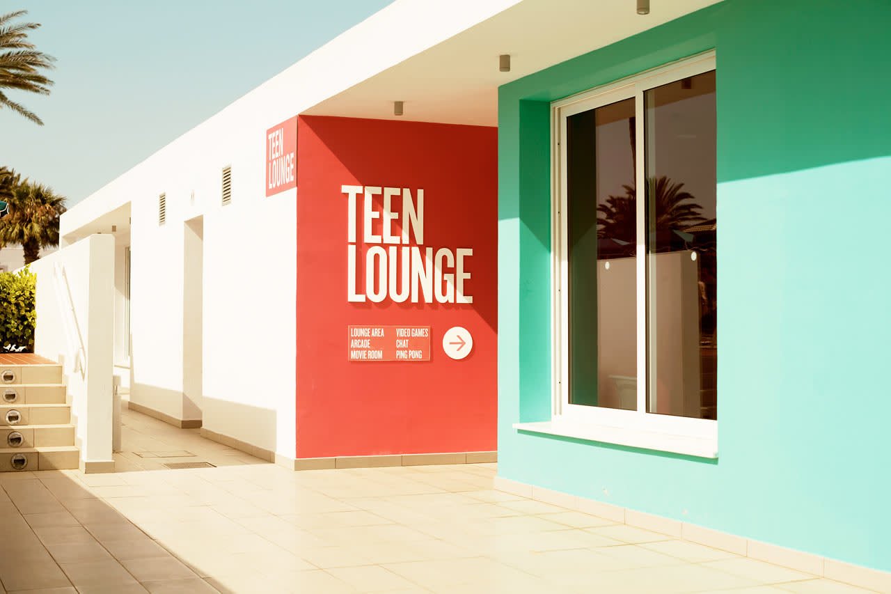 Teen Lounge Sunwing Sandy Bay Beachin puolella on nuorison oma kokoontumispaikka, kun välillä haluat lähteä pois auringosta ja altaalta ja pikkulasten seurasta
