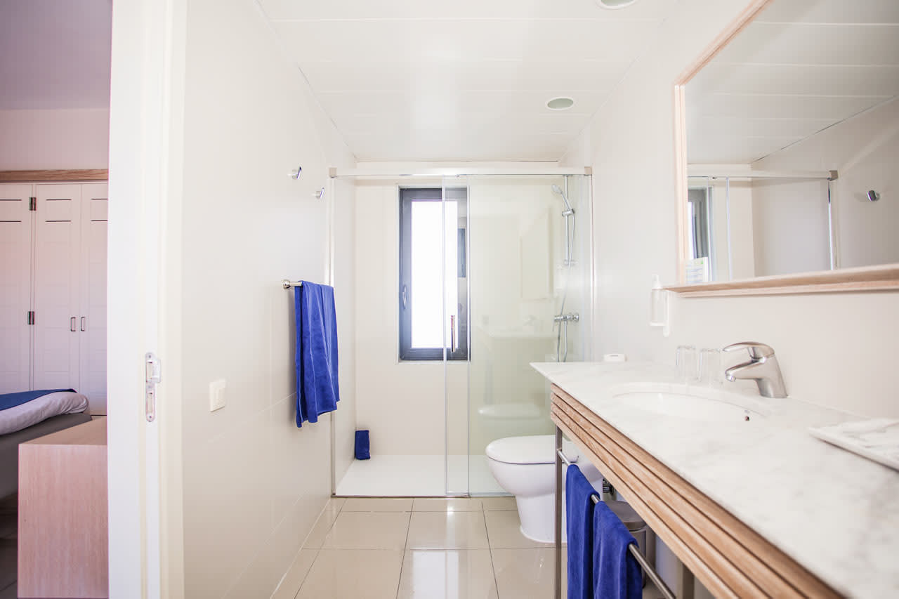 Kylpyhuone kahden hengen huoneesa tai kolmiossa kahdessa tasossa, jossa neljä normaalia vuodetta