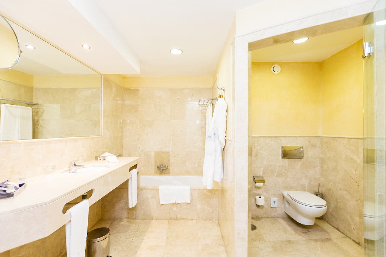 Kylpyhuone – Sviitti, jossa kaksi huonetta, ja merinäköala