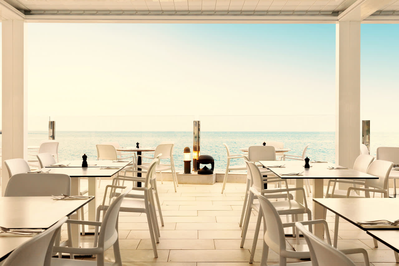 Hotellin ravintolassa voit ruokailun lomassa nauttia myös hienoista merinäköaloista