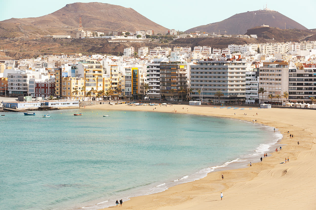 Allasalueelta on hienot näkymät Las Palmasiin ja rannalle päin
