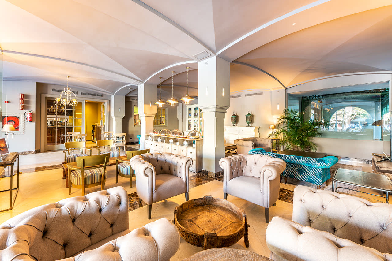 Erilliseen Vip-loungeen on pääsy vierailla, jotka ovat varanneet UNIQUE By Lopesan konseptihuoneen