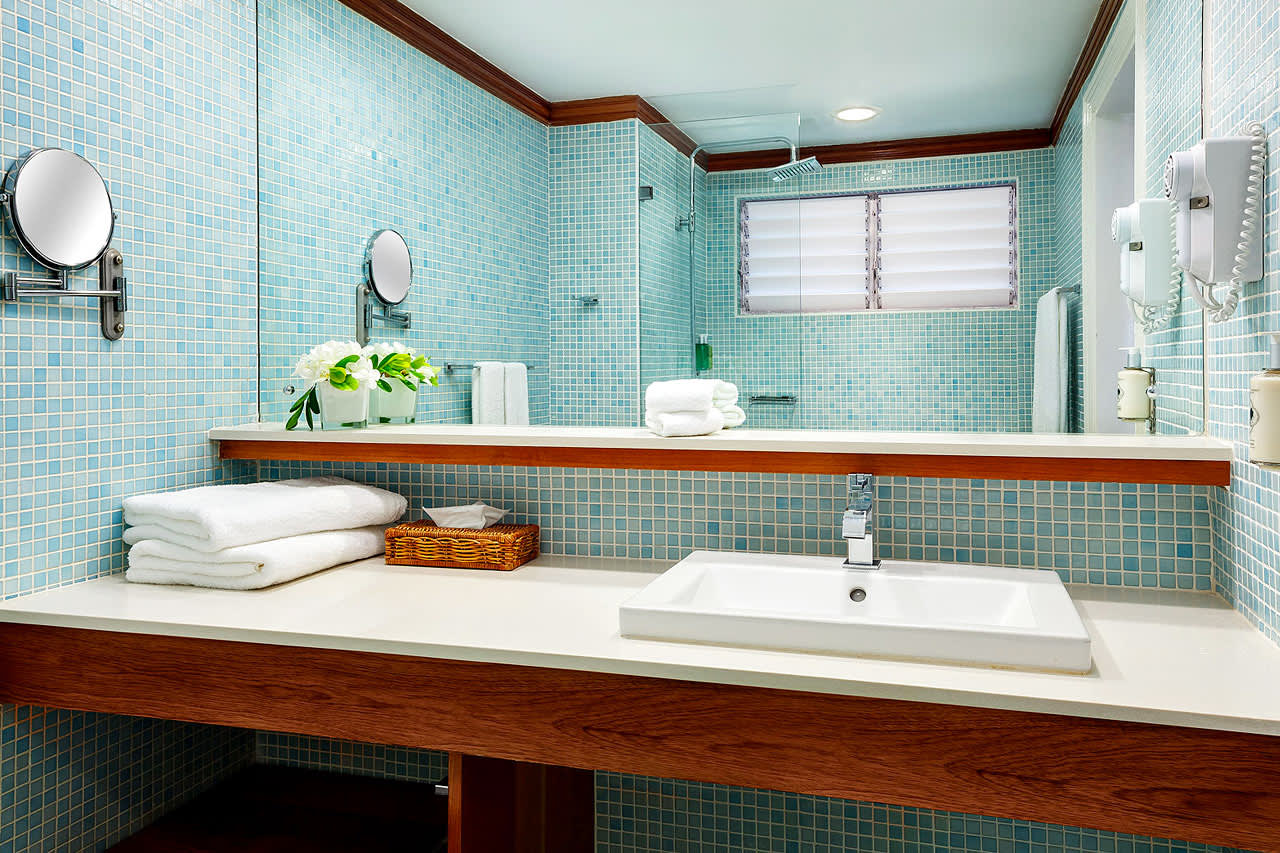 Kylpyhuone kahden hengen huoneessa ympäristön suuntaan tai kahden hengen huoneessa, josta rajoitettu merinäköala