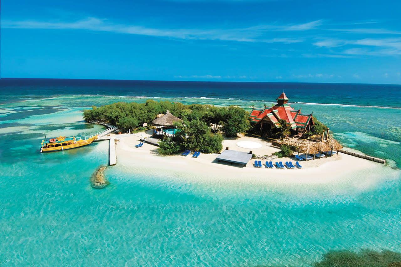 Hotellin omalla saarella on hiekkaranta, uima-allas, aurinkotuolit sekä ravintola.