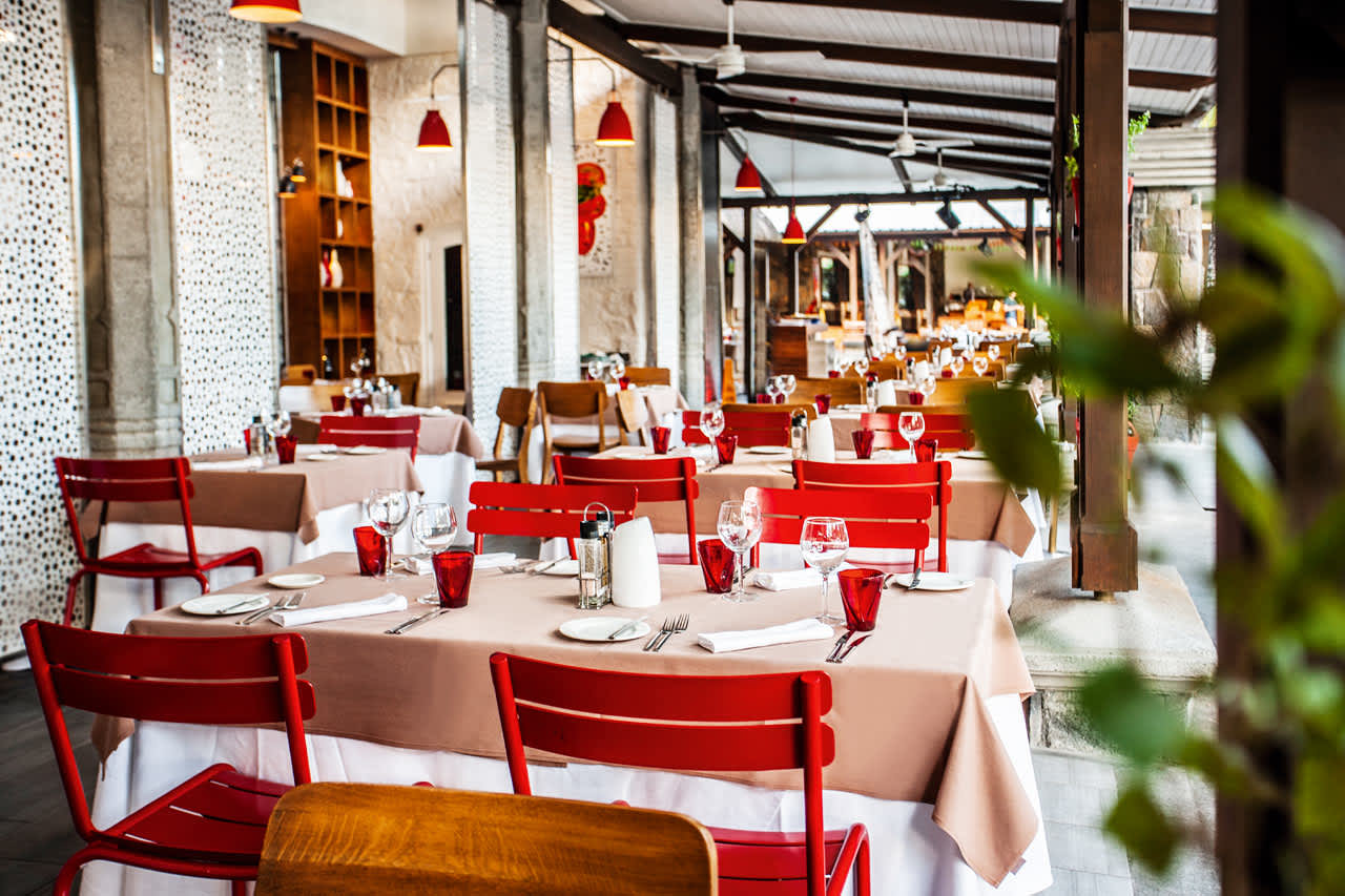 À la carte -ravintola, jonka listalla on Välimeren alueen ja italialaisen keittiön herkkuja