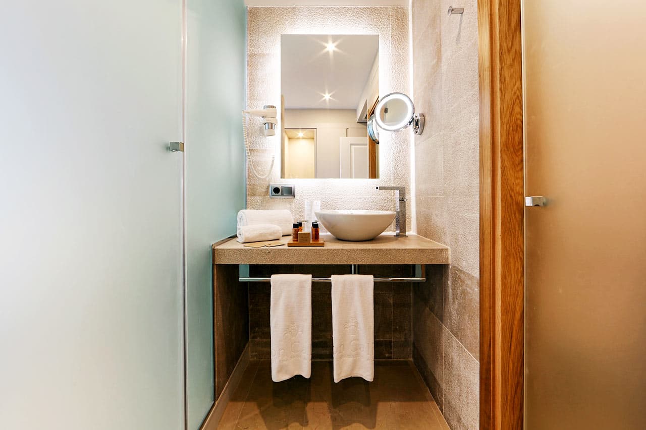 Kylpyhuone, kahden hengen superior-huoneessa, jossa rajoitettu merinäköala