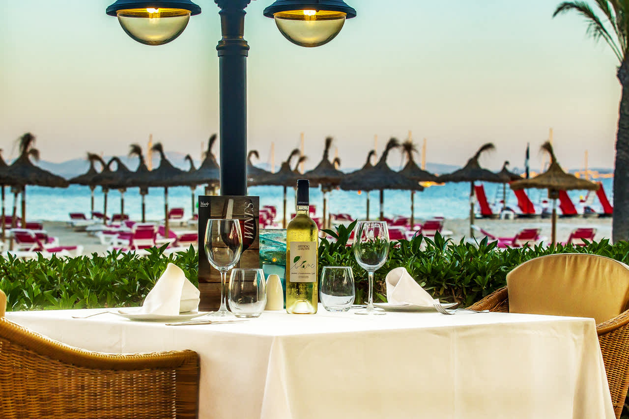 Syö hyvä illallinen à la carte -ravintolassa, josta on näkymät rannalle