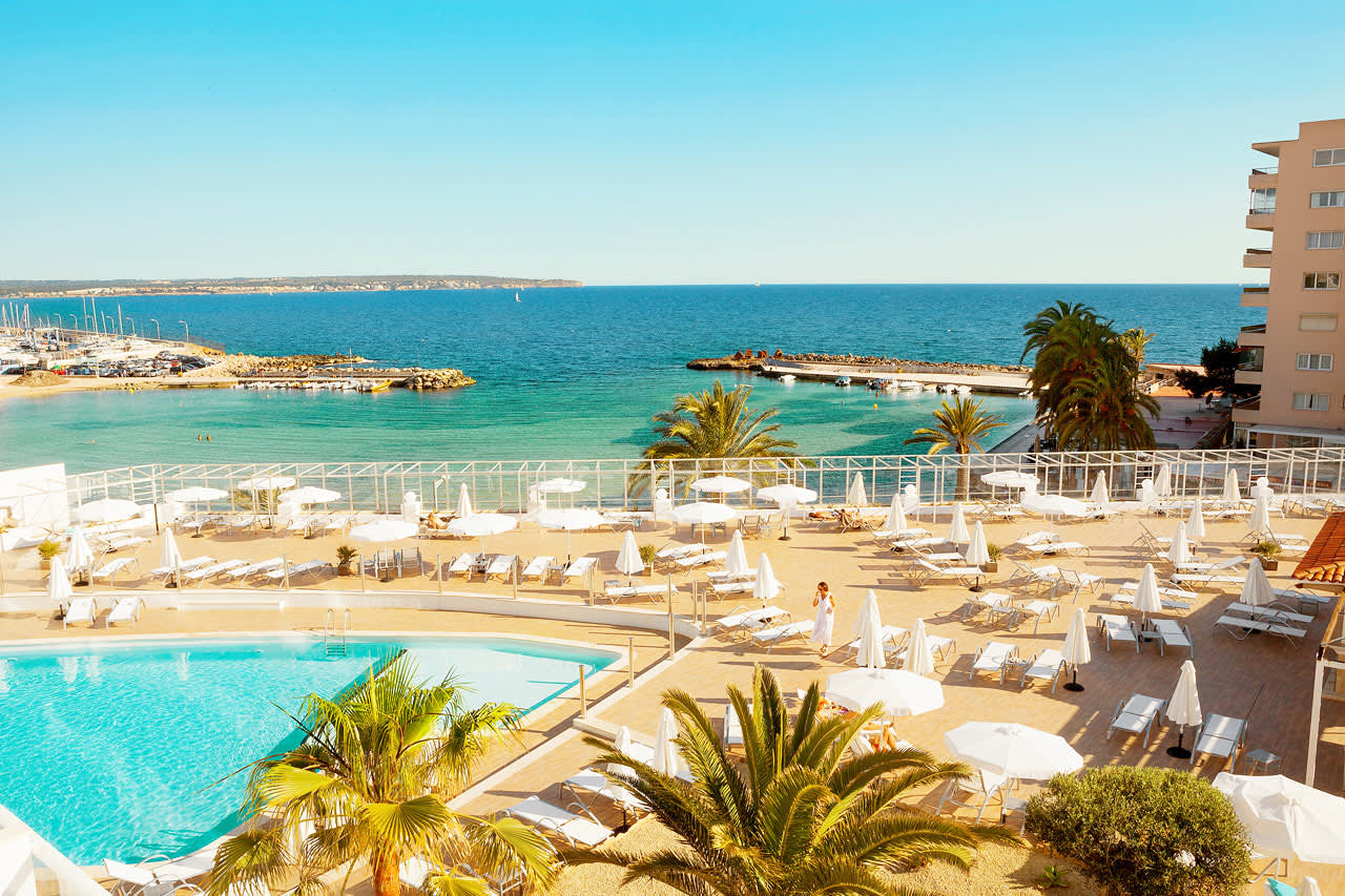 Hotellin allasalueelta avautuvat kauniit näköalat Välimerelle.