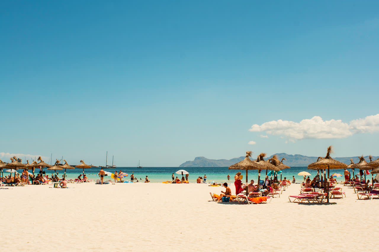 Playa de Alcudiaan on hotellista matkaa n. 450 m