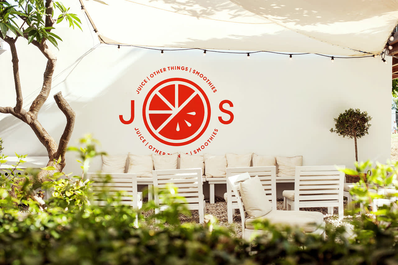 Nauti herkullisista juomista ja auringosta J.O.S.-baarin uudella ulkoterassilla.