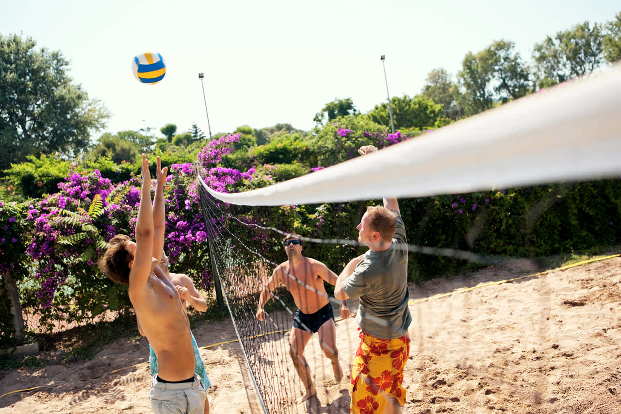 Jos haluat viettää aktiivista lomaa, Sunwing Kallithea Beachissä on mahdollista pelata lentopalloa