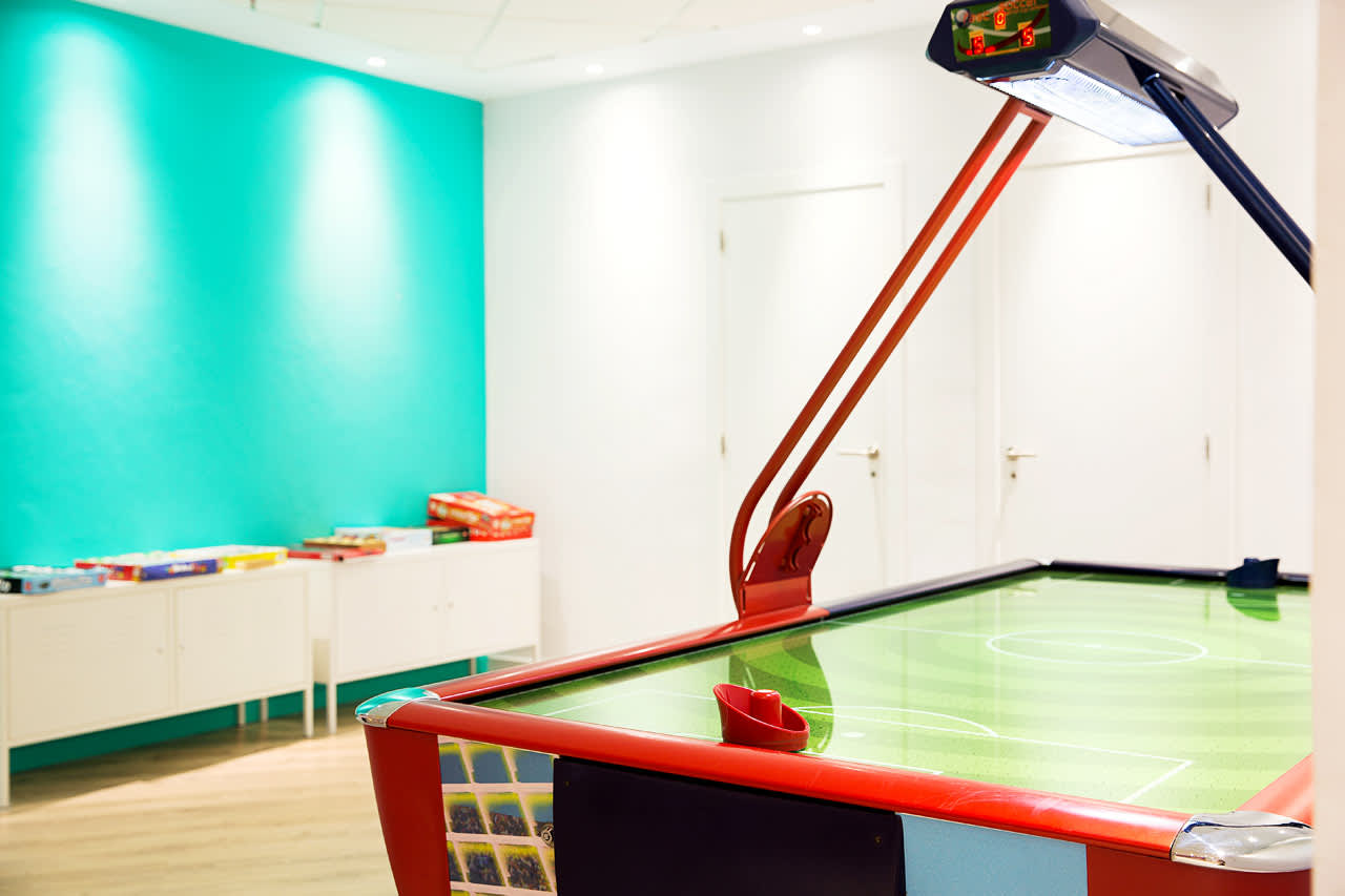 Teen Loungessa on kaikkea mahdollista erilaisista uima-altaalla ja sen ympärillä järjestettävistä urheiluaktiviteeteista pizzailtoihin, flash mobseihin ja muihin luoviin aktiviteetteihin.