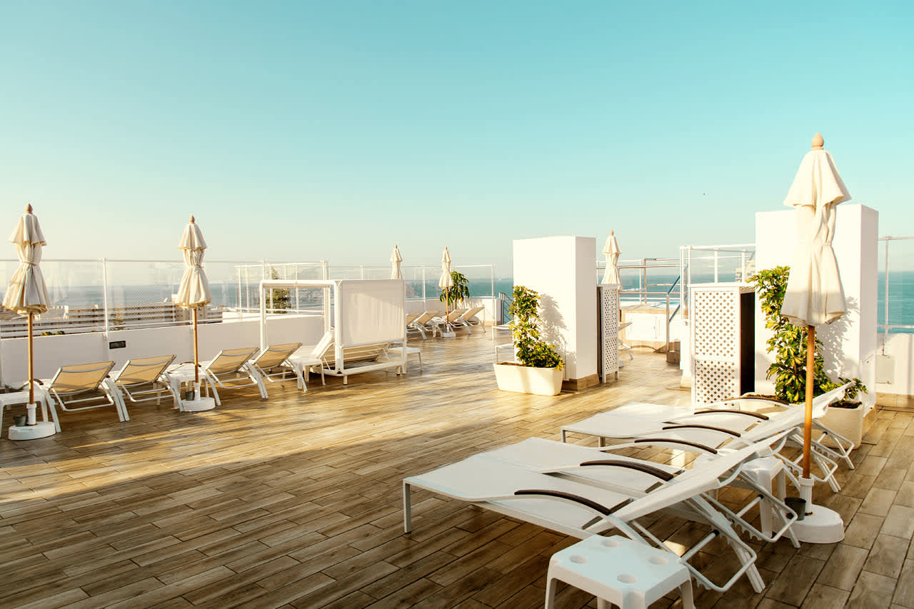 Hotellin kattoterassilla voit loikoilla aurinkotuolissa ja ihailla kauniita näkymiä.