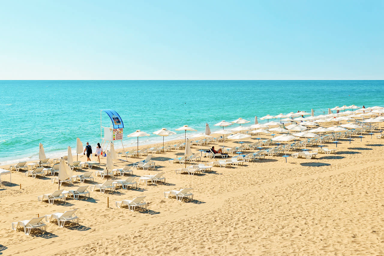 Vapaiden paikkojen puitteissa rannalla on hotellivieraiden käytössä kaksi aurinkotuolia ja yksi aurinkovarjo (per huone)