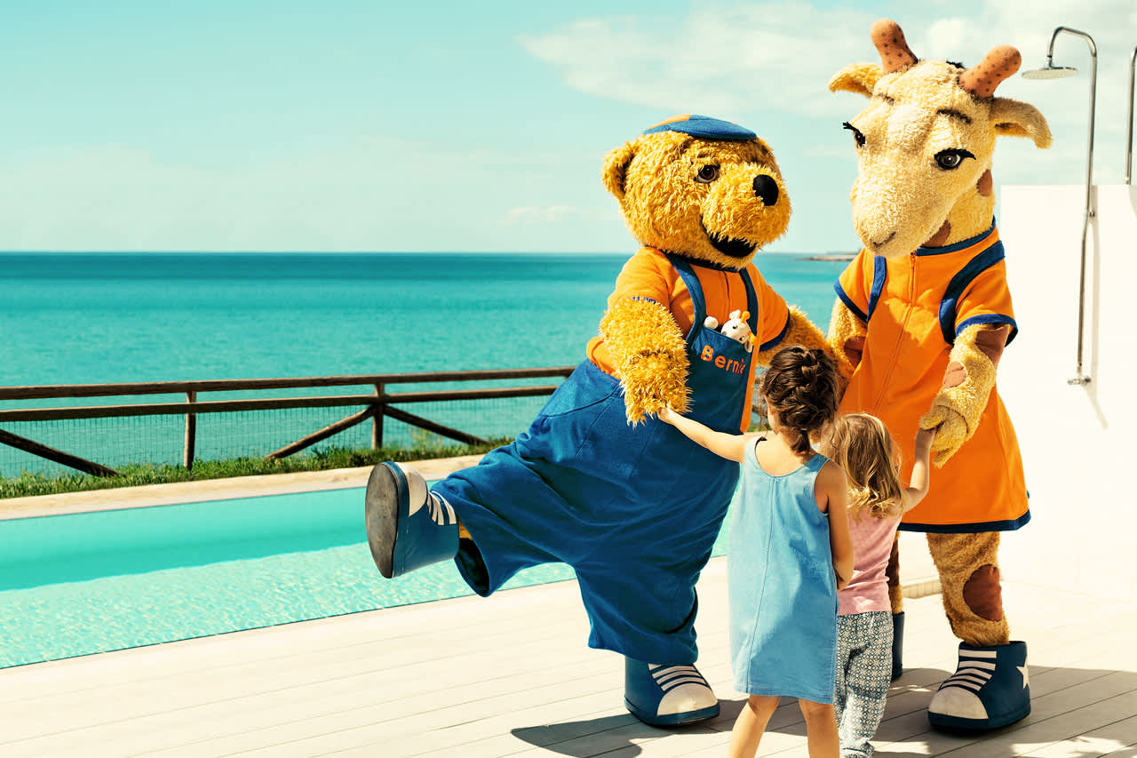 Lollo & Bernie - lasten suosikkikaverit lomalla. Tapaat heidät sisarhotellissa Sunwing Makrigialos Beachissa.