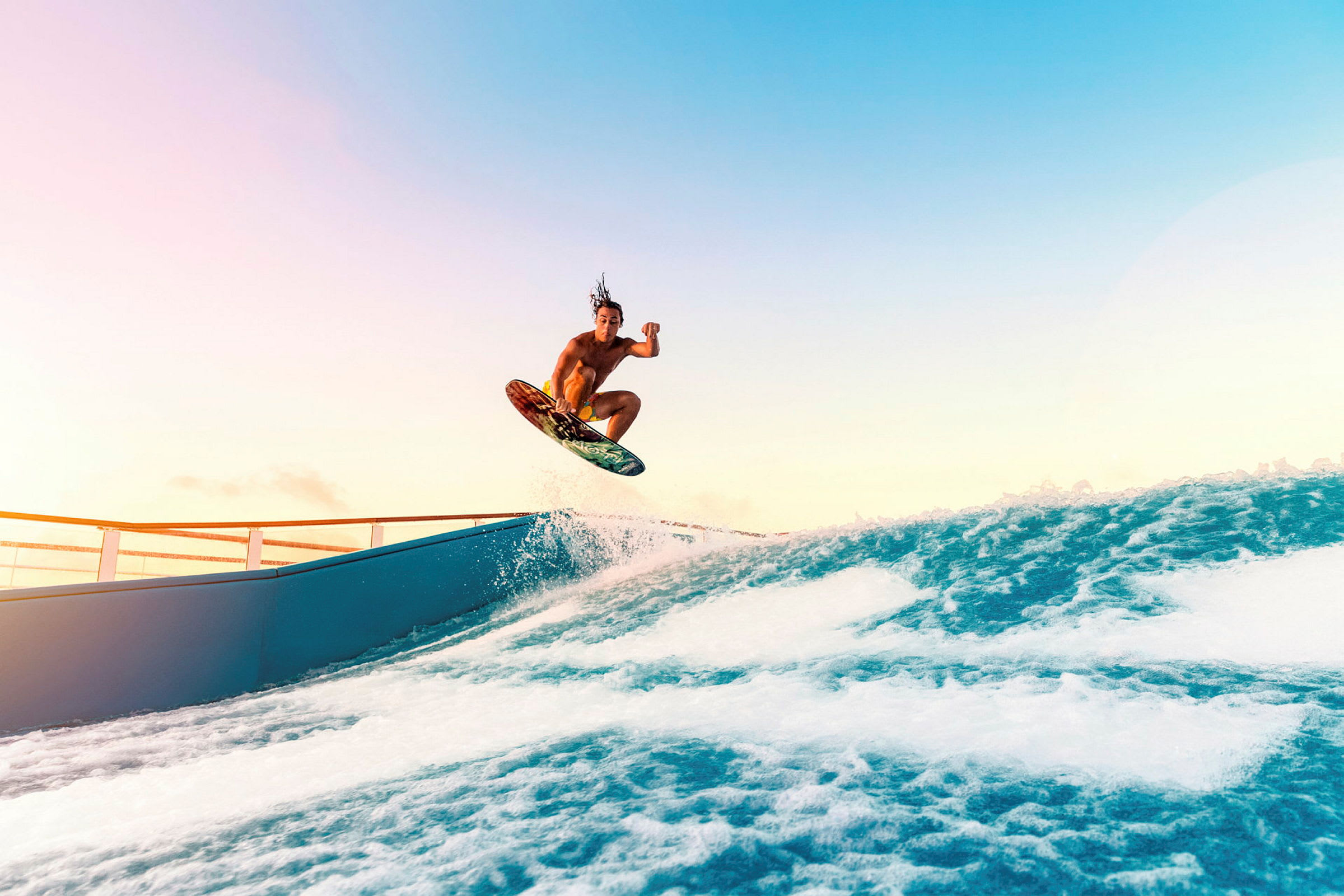 Henkilö hyppää wakeboardilla veden yli aallonmuodostussimulaattorissa. (Tekoälyn luoma teksti)